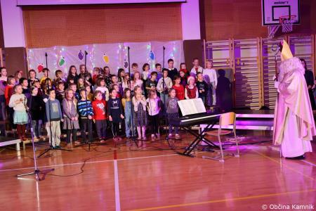 Miklavžev koncert na Osnovni šoli Toma Brejca napolnil telovadnico do zadnjega kotička (46)